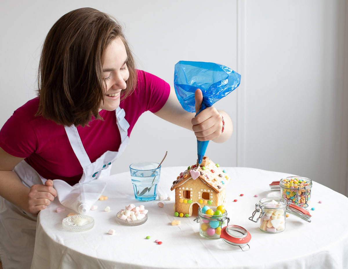 Samen gingerbread huisjes bouwen en versieren aan de keukentafel